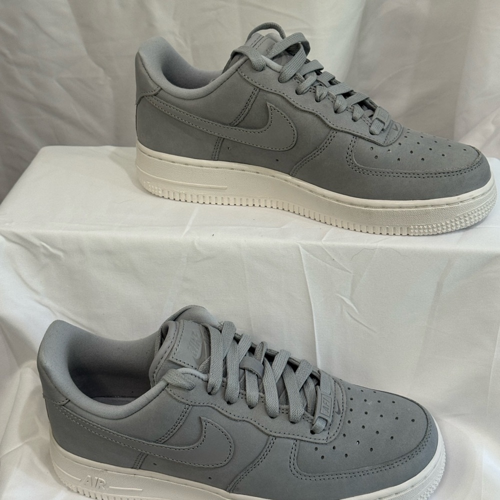 Nike Air Force 1 in Gray and White